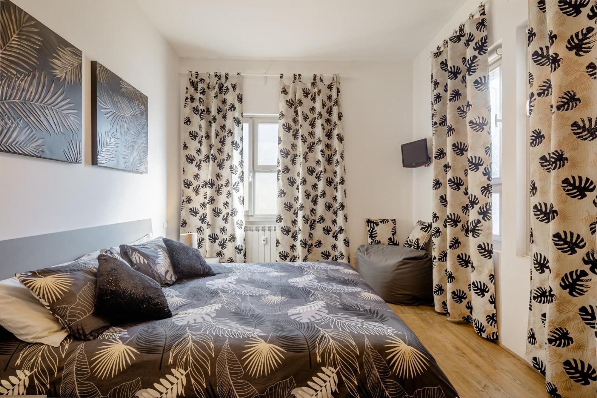 Open The Classic Wooden Shutters At A Cozy City Nest Florença Exterior foto