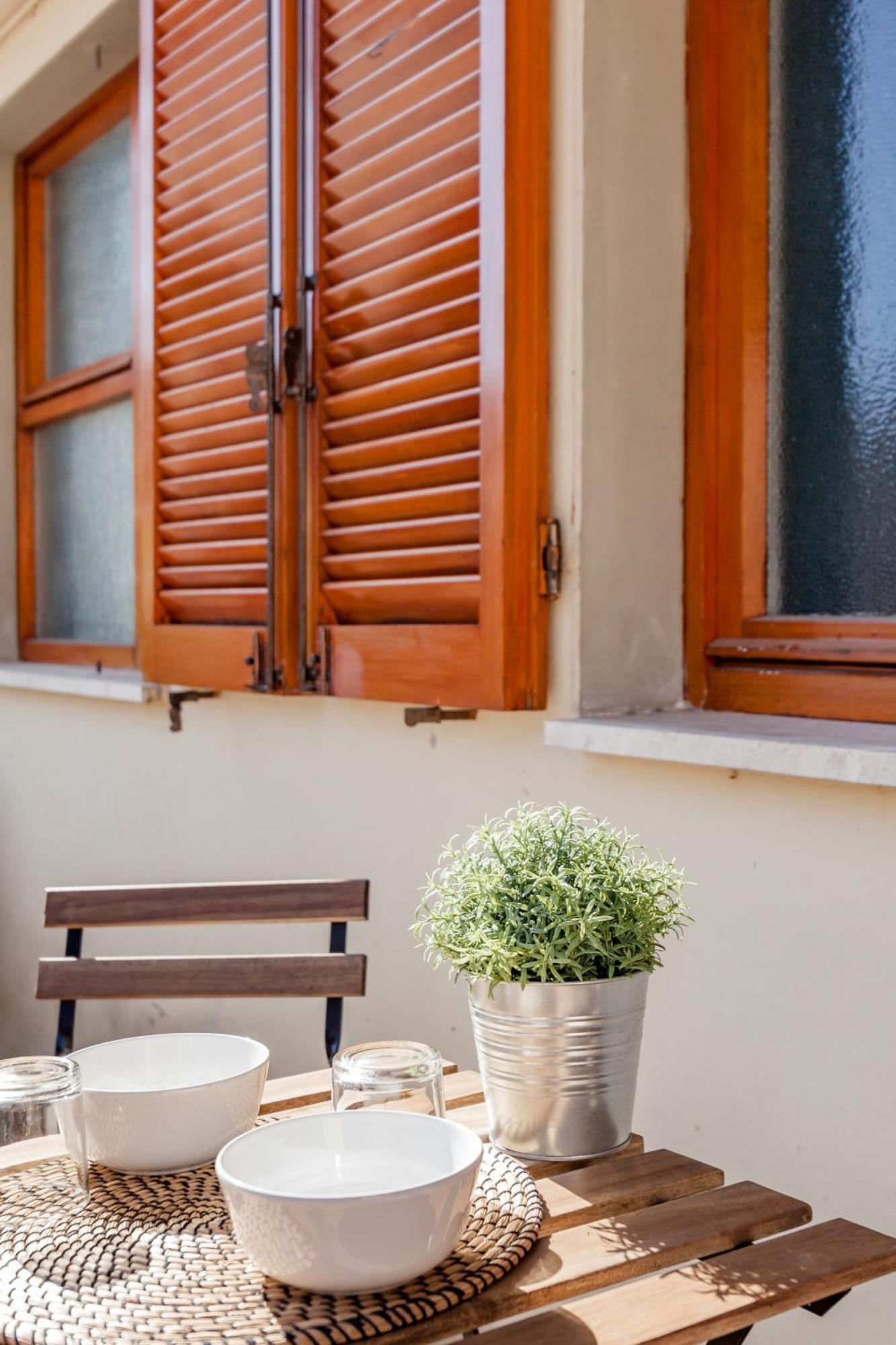 Open The Classic Wooden Shutters At A Cozy City Nest Florença Exterior foto