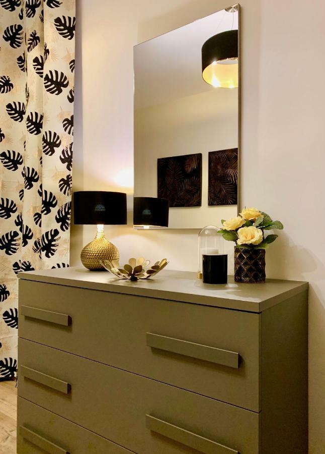 Open The Classic Wooden Shutters At A Cozy City Nest Florença Exterior foto