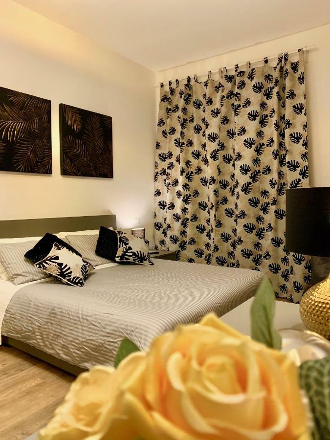 Open The Classic Wooden Shutters At A Cozy City Nest Florença Exterior foto